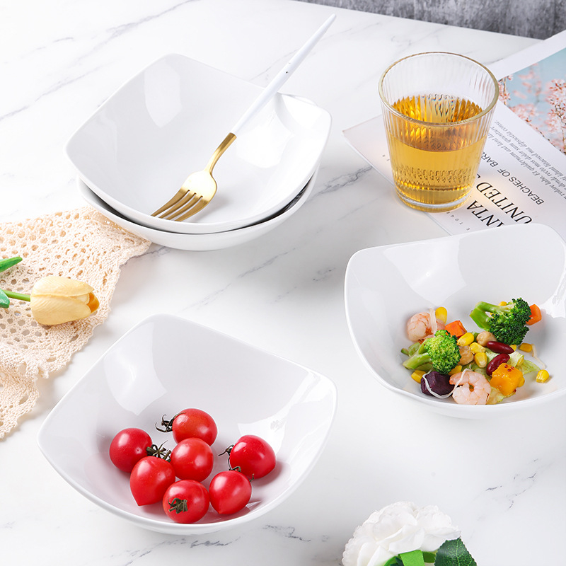 Bol de salată din ceramică albă, cu formă asimetrică și patru picioare, în stil nordic