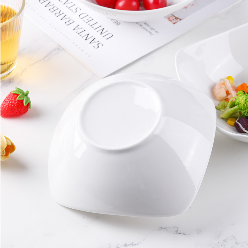 Bol de salată din ceramică albă, cu formă asimetrică și patru picioare, în stil nordic