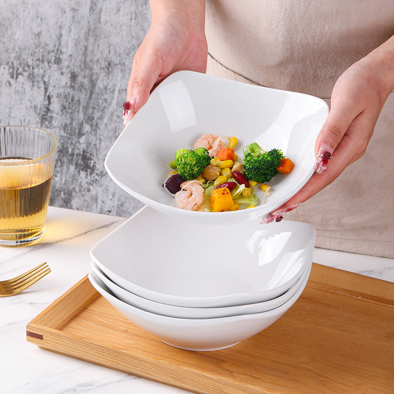 Bol de salată din ceramică albă, cu formă asimetrică și patru picioare, în stil nordic