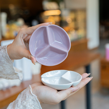 Farfurie ceramică creativă, mică, cu trei compartimente, crem, pentru sosuri și gustări la grătar