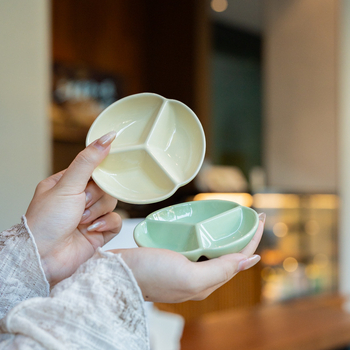 Farfurie ceramică creativă, mică, cu trei compartimente, crem, pentru sosuri și gustări la grătar