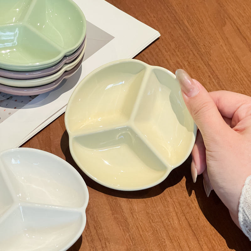 Farfurie ceramică creativă, mică, cu trei compartimente, crem, pentru sosuri și gustări la grătar