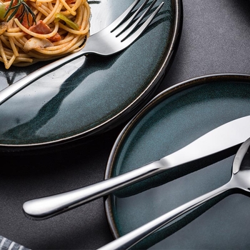 Set în stil european din oțel inoxidabil 304: cuțit pentru steak, furculiță și lingură, cu design îngroșat; versiune de două piese (cuțit și furculiță) sau trei piese (cuțit, furculiță și lingură)