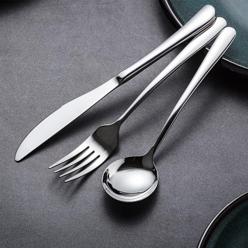 Set în stil european din oțel inoxidabil 304: cuțit pentru steak, furculiță și lingură, cu design îngroșat; versiune de două piese (cuțit și furculiță) sau trei piese (cuțit, furculiță și lingură)