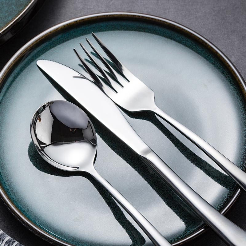 Set în stil european din oțel inoxidabil 304: cuțit pentru steak, furculiță și lingură, cu design îngroșat; versiune de două piese (cuțit și furculiță) sau trei piese (cuțit, furculiță și lingură)