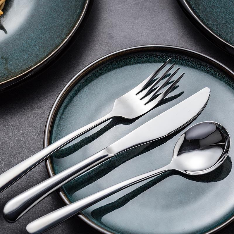 Set în stil european din oțel inoxidabil 304: cuțit pentru steak, furculiță și lingură, cu design îngroșat; versiune de două piese (cuțit și furculiță) sau trei piese (cuțit, furculiță și lingură)