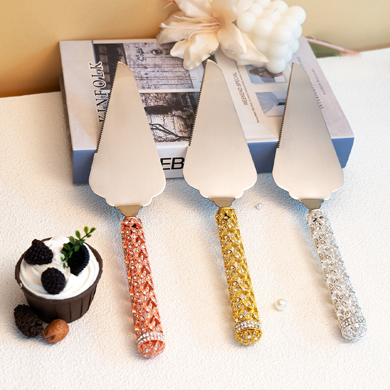 Set de două piese: cuțit pentru tort și spatulă cu design decupat, stil european, tacâmuri occidentale pentru restaurante și hoteluri