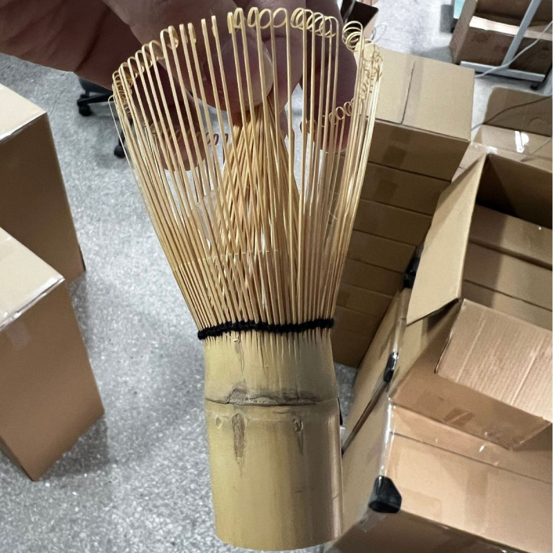 Chasen japonez din bambus pentru matcha, imperfect, lucrat manual, pentru spumare și amestecare