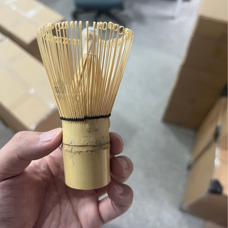 Chasen japonez din bambus pentru matcha, imperfect, lucrat manual, pentru spumare și amestecare