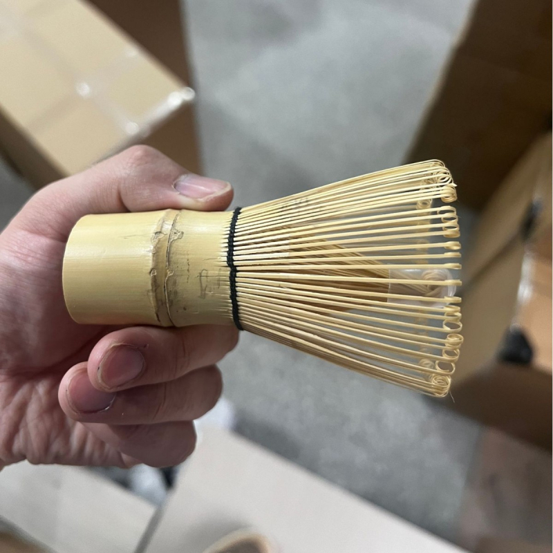 Chasen japonez din bambus pentru matcha, imperfect, lucrat manual, pentru spumare și amestecare