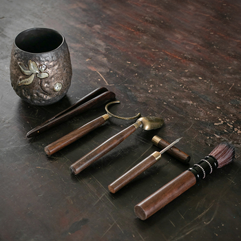 Set ceremonial de ceai din ceramică aurie, cu accente de abanos — șase domni pentru ceai kung fu, accesorii pentru prepararea ceaiului: cuțit de ceai, ac de ceai, clips de ceai