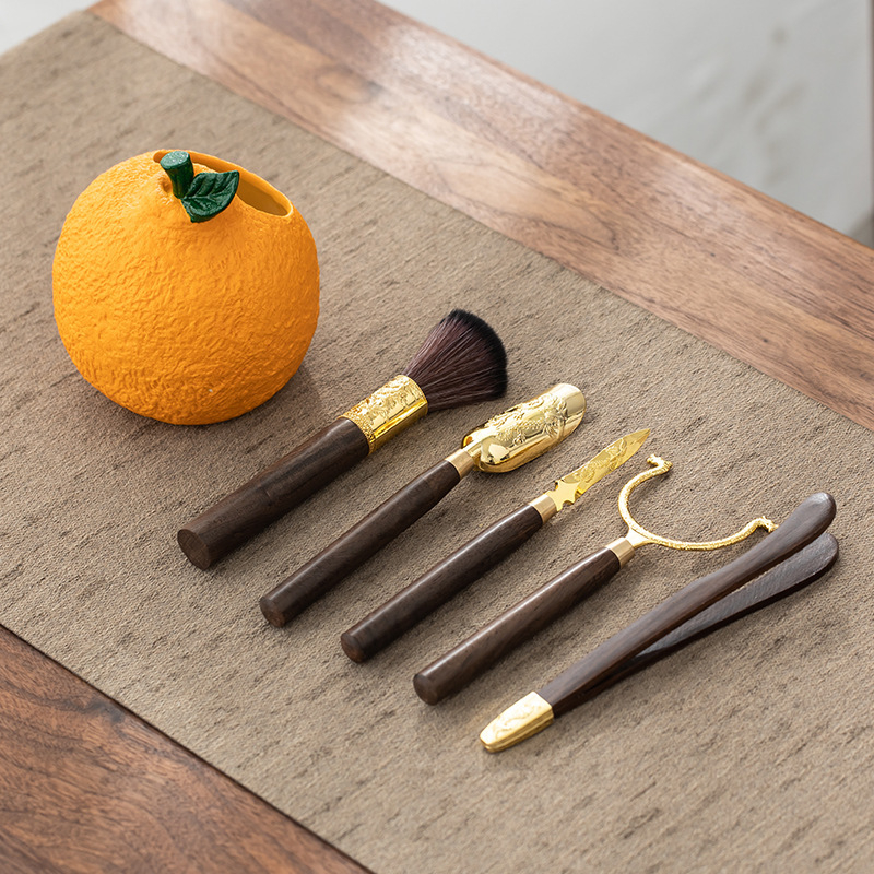 Set ceramic pentru ceremonia ceaiului Six Gentlemen, design creativ