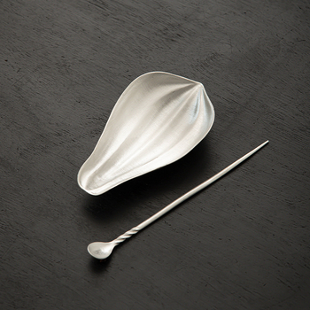 Set de accesorii pentru ceai, lucrat manual din tin, cu design Zen: lingură de ceai, ac de ceai, lopățică de ceai, cupă de ceai, pernă pentru ceai, separator pentru ceai și tavă de servire.
