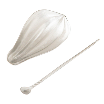 Set de accesorii pentru ceai, lucrat manual din tin, cu design Zen: lingură de ceai, ac de ceai, lopățică de ceai, cupă de ceai, pernă pentru ceai, separator pentru ceai și tavă de servire.