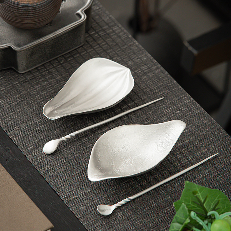 Set de accesorii pentru ceai, lucrat manual din tin, cu design Zen: lingură de ceai, ac de ceai, lopățică de ceai, cupă de ceai, pernă pentru ceai, separator pentru ceai și tavă de servire.