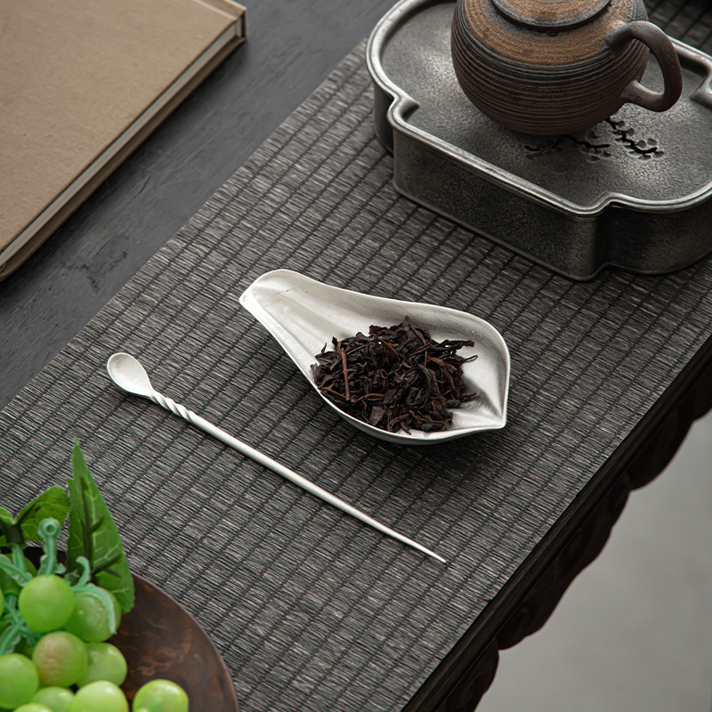 Set de accesorii pentru ceai, lucrat manual din tin, cu design Zen: lingură de ceai, ac de ceai, lopățică de ceai, cupă de ceai, pernă pentru ceai, separator pentru ceai și tavă de servire.