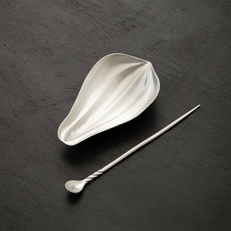 Set de accesorii pentru ceai, lucrat manual din tin, cu design Zen: lingură de ceai, ac de ceai, lopățică de ceai, cupă de ceai, pernă pentru ceai, separator pentru ceai și tavă de servire.