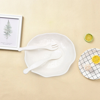 Set de tacâmuri din melamină: cuțit și furculiță, furculițe și linguri pentru desert și salată, boluri din porțelan imitatie, alb, cu decor din mărgele