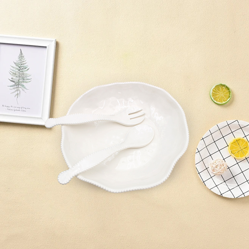 Set de tacâmuri din melamină: cuțit și furculiță, furculițe și linguri pentru desert și salată, boluri din porțelan imitatie, alb, cu decor din mărgele