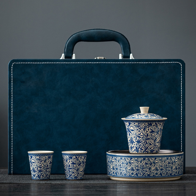 Set ceramic de ceai, o ceainică și două cești – cadou corporativ pentru clienți și conducerea băncii