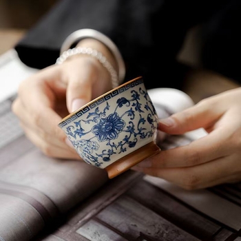 Ceașcă mare de ceai din porțelan, cu motiv lotus, Ru Kiln, albastru și alb
