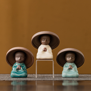 Mini monah ceramic mic, ornament filtr de ceai, decor zen pentru living