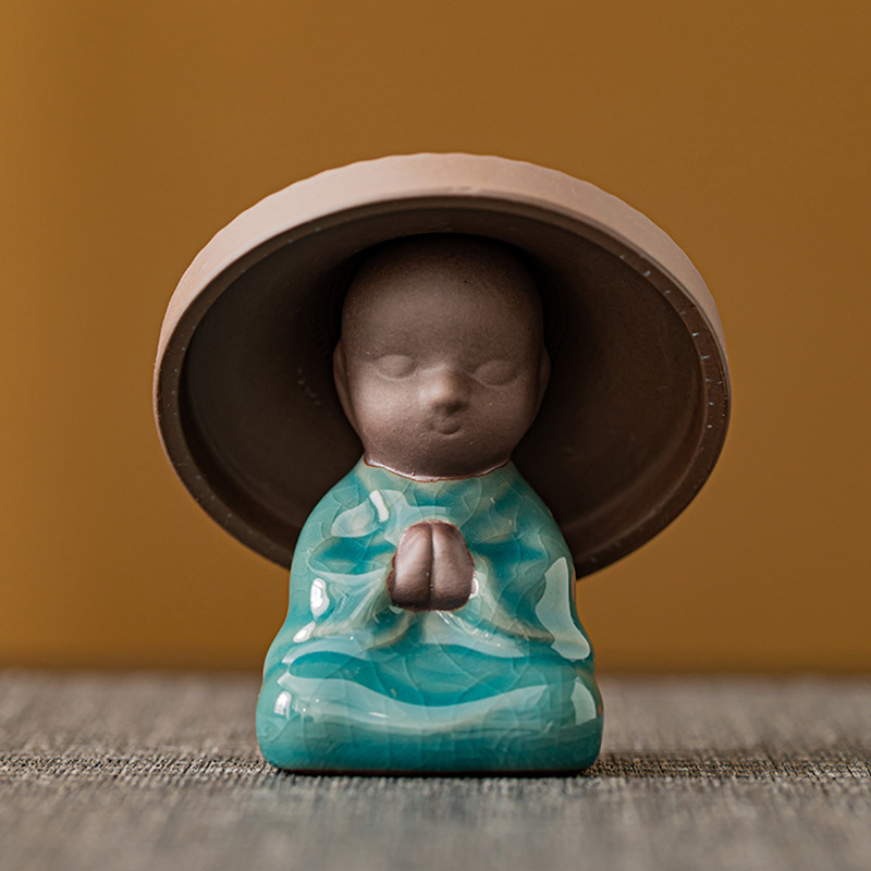 Mini monah ceramic mic, ornament filtr de ceai, decor zen pentru living