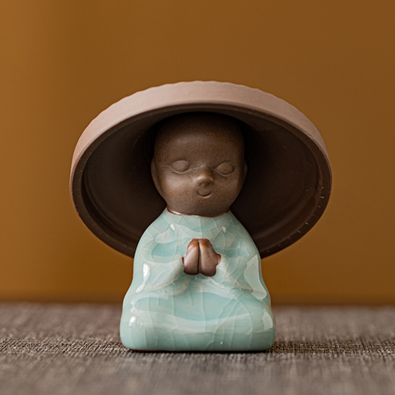 Mini monah ceramic mic, ornament filtr de ceai, decor zen pentru living