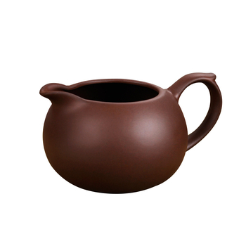 Ceainic autentic din lut mov și un recipient ceramic mare pentru ceai, cu separator de ceai și accesorii pentru ceremonia ceaiului