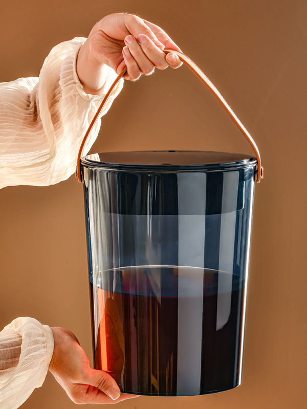 Recipient transparent din plastic cu capac, 12L, în formă de butoi, pentru depozitare și curățenie