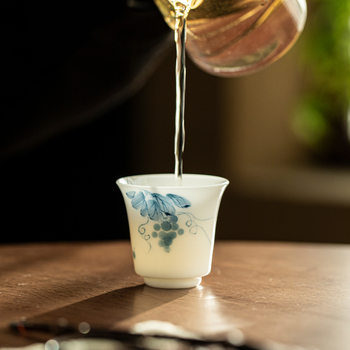 Ceașcă de degustare a ceaiului din porțelan Ice Jade, pictură manuală, albastru și alb sub glazură, 35 ml, pereți subțiri