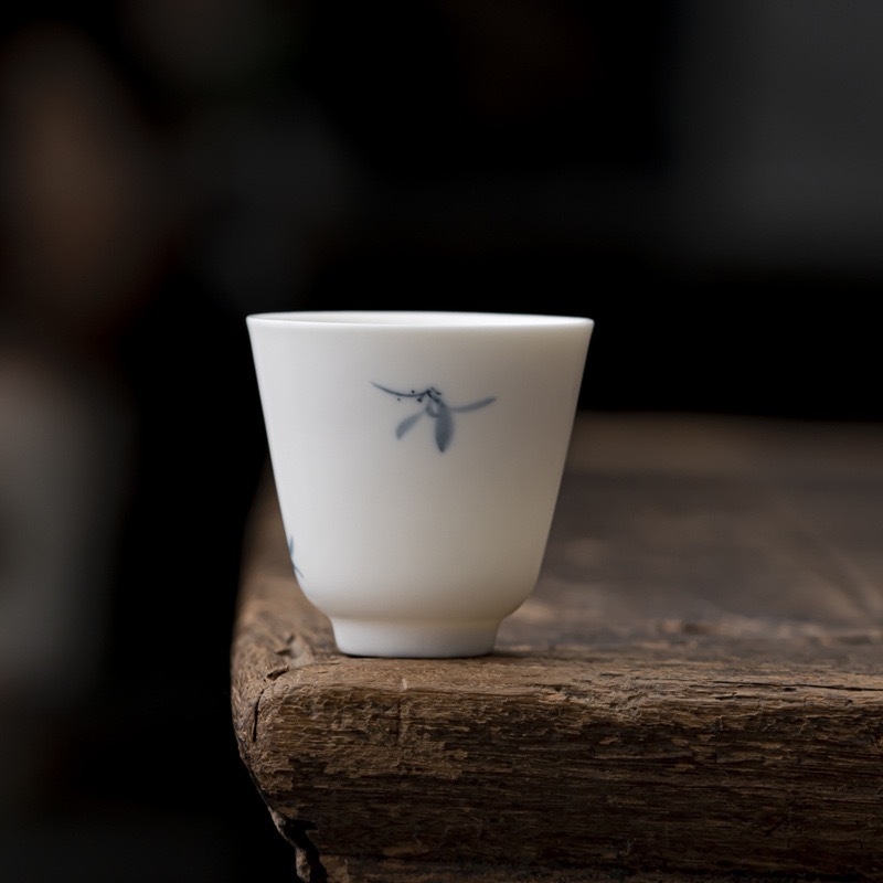 Ceasca de ceai Kung Fu din ceramica, pictura manuala cu orhidee, finisaj mat