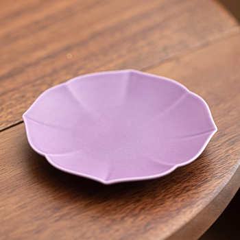 Accesorii ceramice pentru ceai în stil chinezesc: suport pentru cești cu design de petale purpurii de crizantemă, covoraș pentru ceai, farfuriu, suport pentru ceainic și mic platou de ceai