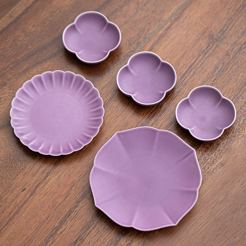 Accesorii ceramice pentru ceai în stil chinezesc: suport pentru cești cu design de petale purpurii de crizantemă, covoraș pentru ceai, farfuriu, suport pentru ceainic și mic platou de ceai