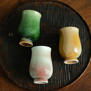 Ceşcuță de ceai ceramică lucrată manual, pe roată, cu glazură la temperaturi înalte, bază înaltă, cană aromată, design feminin, ardere în lemn, glazură tri-color