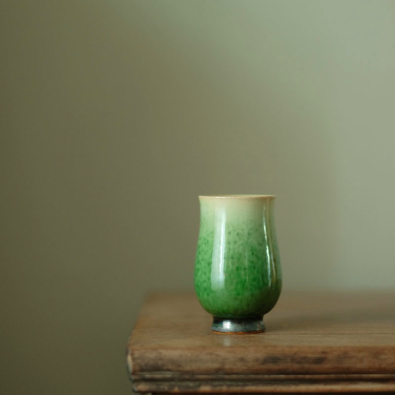 Ceşcuță de ceai ceramică lucrată manual, pe roată, cu glazură la temperaturi înalte, bază înaltă, cană aromată, design feminin, ardere în lemn, glazură tri-color