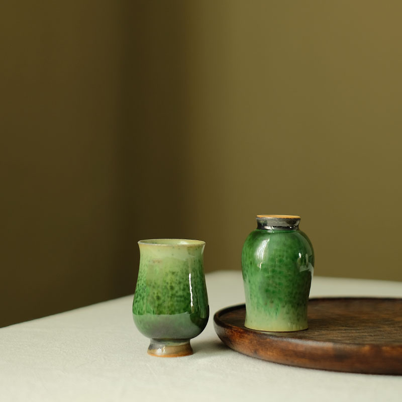 Ceşcuță de ceai ceramică lucrată manual, pe roată, cu glazură la temperaturi înalte, bază înaltă, cană aromată, design feminin, ardere în lemn, glazură tri-color