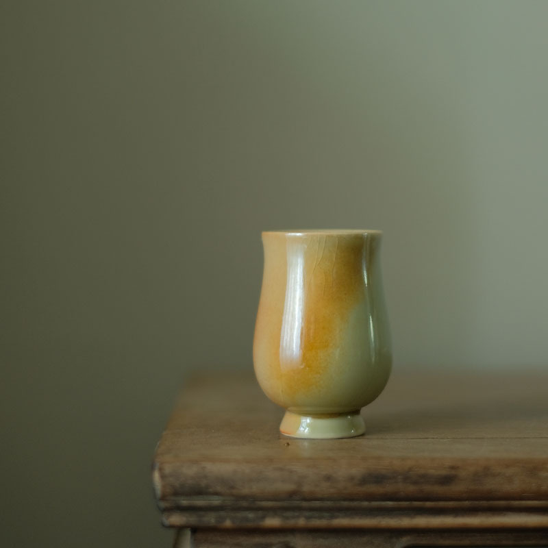 Ceşcuță de ceai ceramică lucrată manual, pe roată, cu glazură la temperaturi înalte, bază înaltă, cană aromată, design feminin, ardere în lemn, glazură tri-color