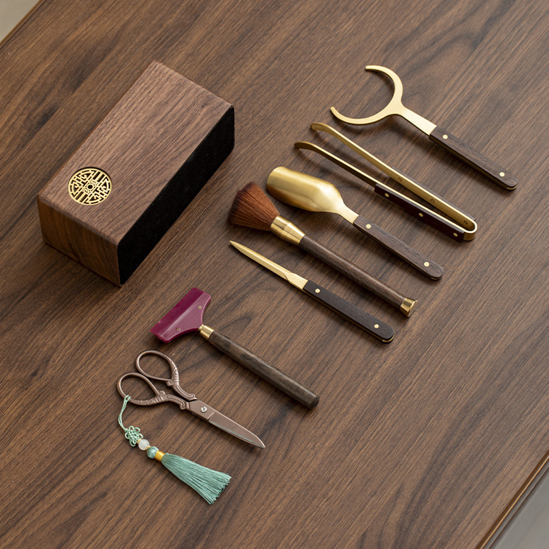 Set pentru ceremonie de ceai din lemn de nuc – Șase domni ai ceremoniei ceaiului, set Kung Fu cu accesorii și unelte: foarfece pentru ceai, clipsuri pentru ceai, perie, lingură pentru ceai, cuțit pentru ceai, răzuitor