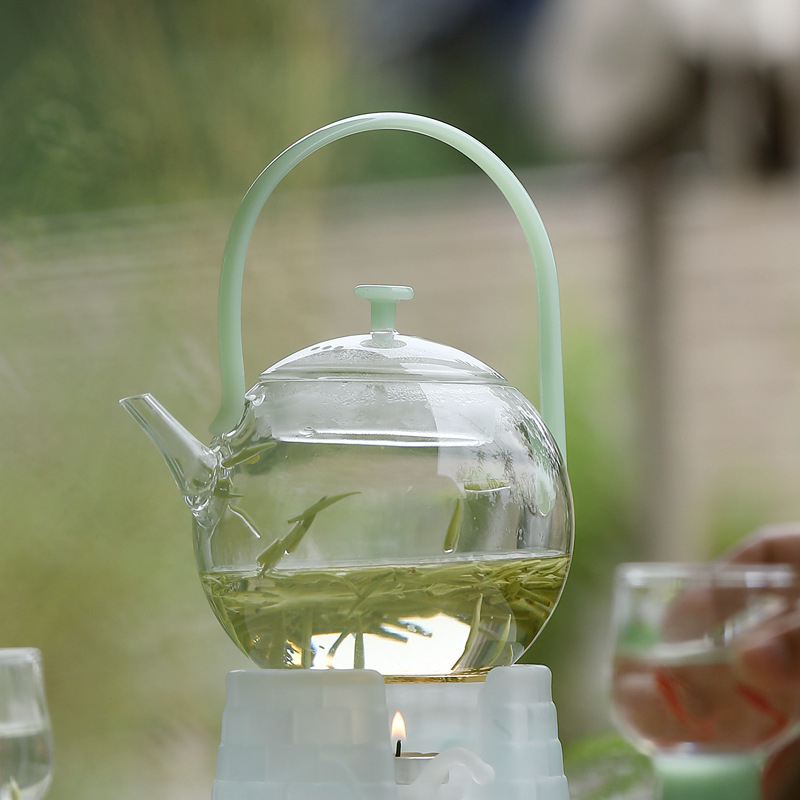 Ceainic din sticlă borosilicată cu mâner, design modern minimalist, sistem de separare ceai-apă, rezistent la temperaturi înalte, fabricat parțial manual