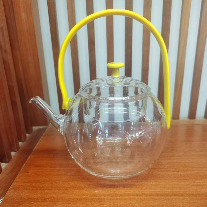 Ceainic din sticlă borosilicată cu mâner, design modern minimalist, sistem de separare ceai-apă, rezistent la temperaturi înalte, fabricat parțial manual