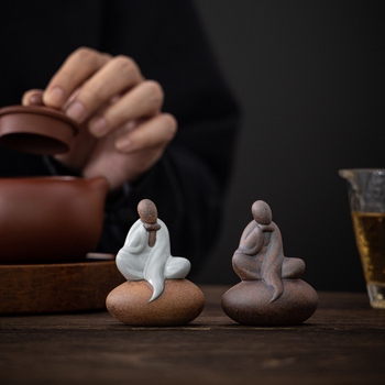Figurină ceramică de ceai – călugăr în poziție șezând, decor vintage pentru masă de ceai
