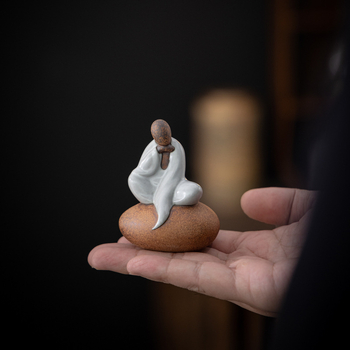 Figurină ceramică de ceai – călugăr în poziție șezând, decor vintage pentru masă de ceai