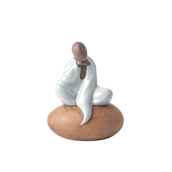 Figurină ceramică de ceai – călugăr în poziție șezând, decor vintage pentru masă de ceai