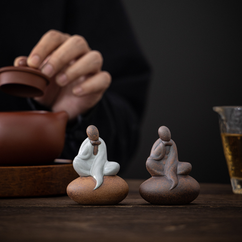 Figurină ceramică de ceai – călugăr în poziție șezând, decor vintage pentru masă de ceai
