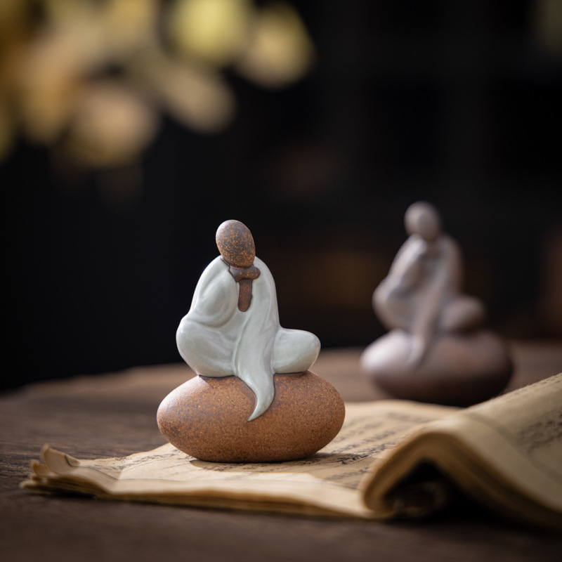 Figurină ceramică de ceai – călugăr în poziție șezând, decor vintage pentru masă de ceai