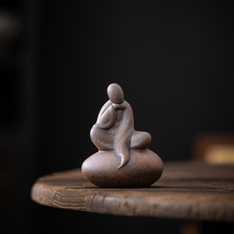 Figurină ceramică de ceai – călugăr în poziție șezând, decor vintage pentru masă de ceai