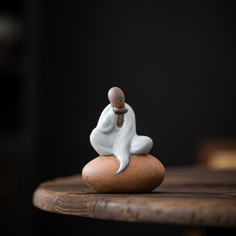 Figurină ceramică de ceai – călugăr în poziție șezând, decor vintage pentru masă de ceai