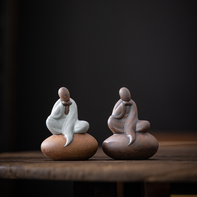 Figurină ceramică de ceai – călugăr în poziție șezând, decor vintage pentru masă de ceai