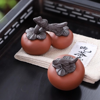 Ornament ceramic pentru ceai – Tea Pet, în formă de persimon, cu capac